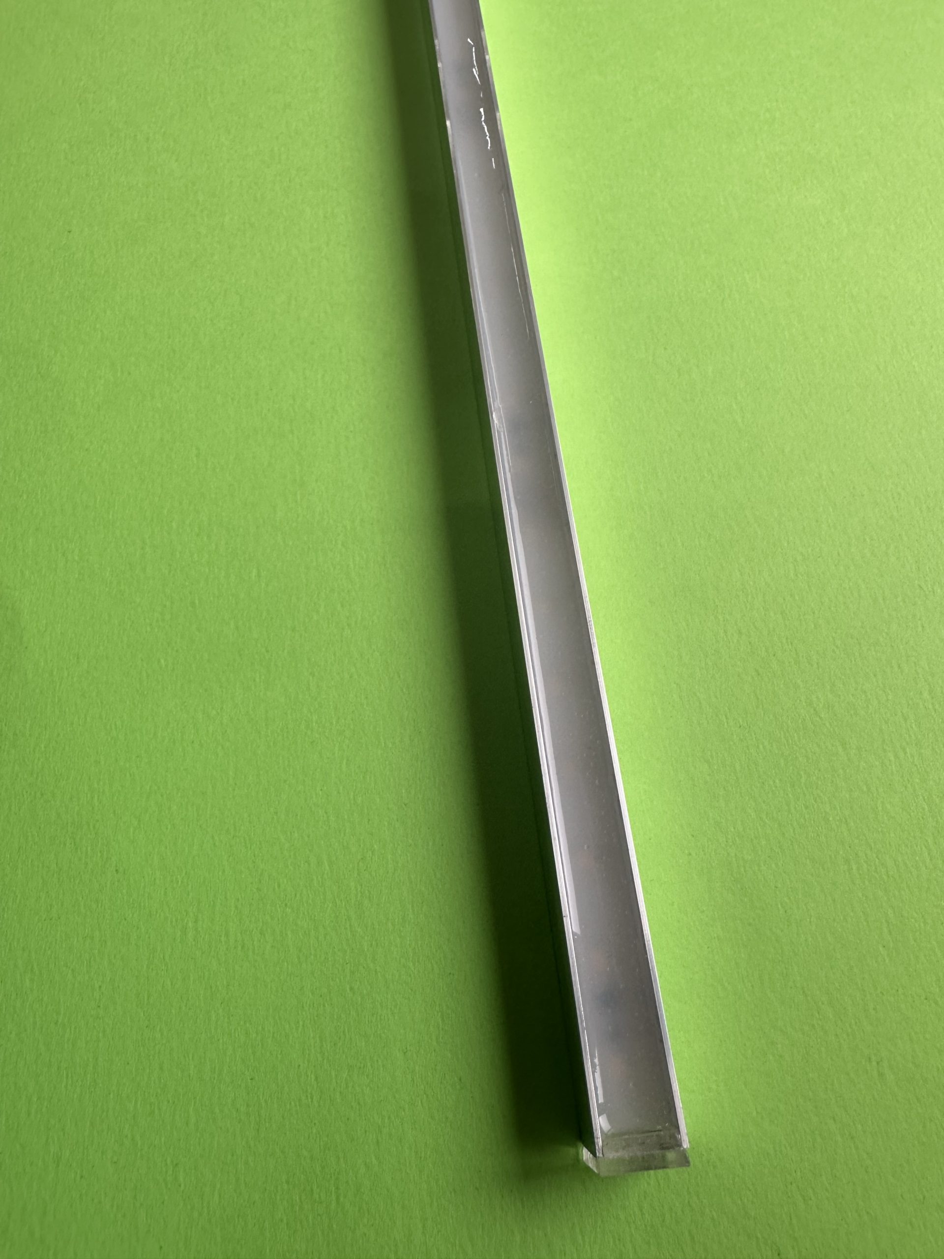 Detalj LED svetlosne linije zatopljene u smolu