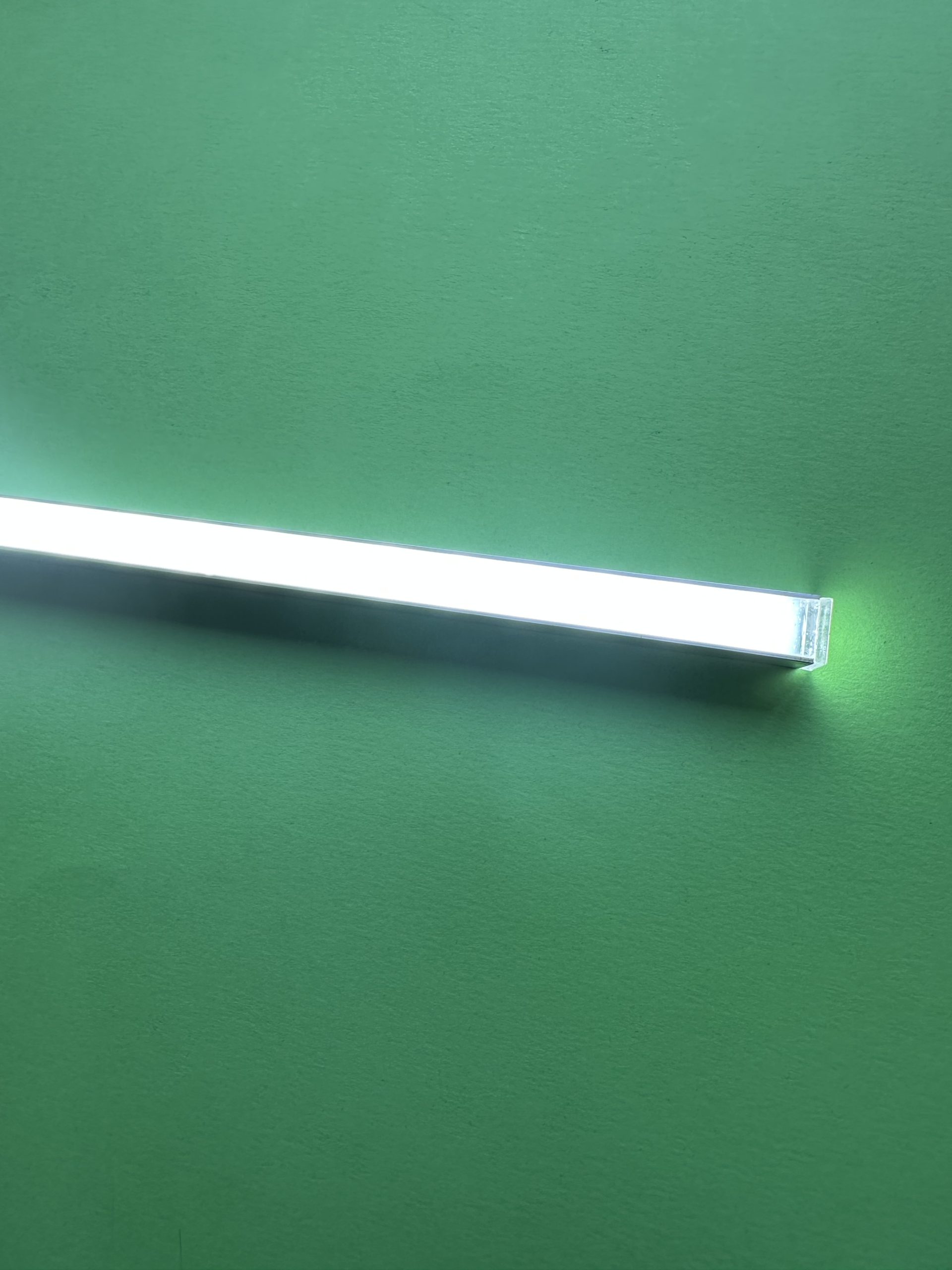 LED svetlosna linija ugrađena u enterijer